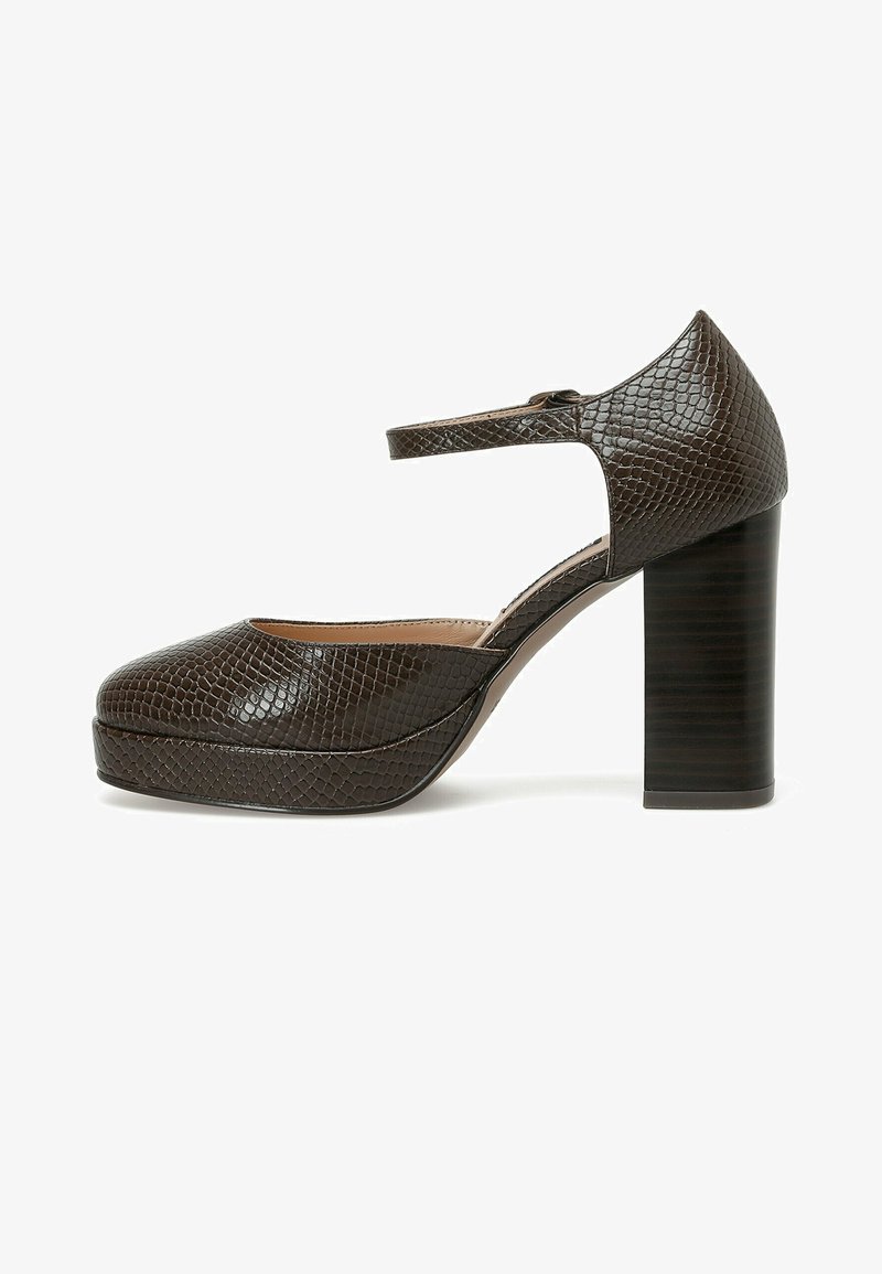 Braune Lackleder-High Heels mit strukturiertem Reptilienhaut-Muster, runder Spitze, Knöchelriemen und blockhaftem Absatz.