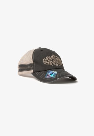 Gorra de béisbol de malla negra y beige con detalles desgastados, texto estilizado en el frente y una pegatina holográfica en la visera.