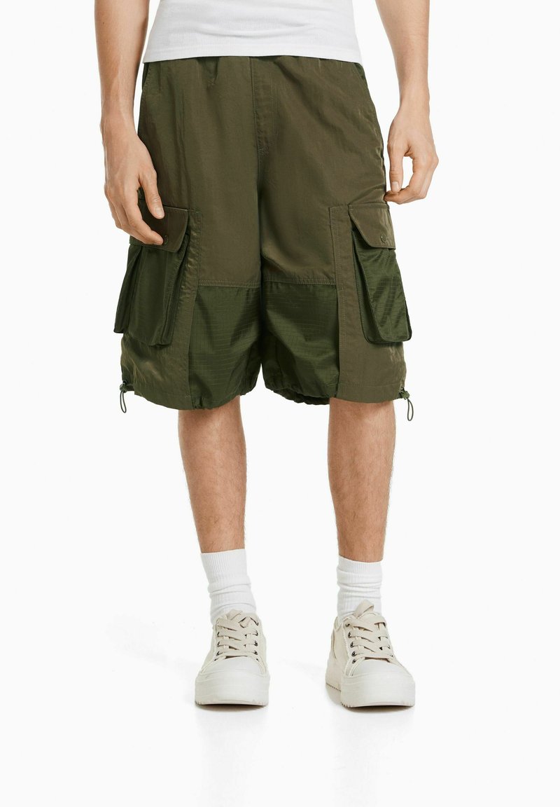 Bershka PARACHUTE CARGOBERMUDA Shorts khaki Zalando.at