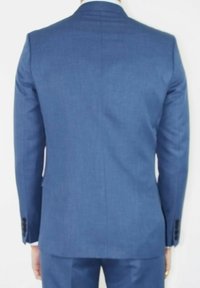 Costume bleu avec une coupe ajustée, texture lisse, revers crantés et poignets boutonnés, présentant une fente simple à l'arrière.