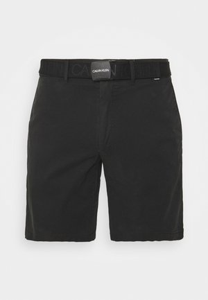 Shorts noirs à la longueur genou avec une ceinture en tissu noire Calvin Klein comportant une boucle marquée et des détails de ceinture.