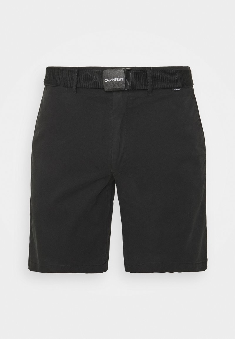 Shorts noirs à la longueur genou avec une ceinture en tissu noire Calvin Klein comportant une boucle marquée et des détails de ceinture.