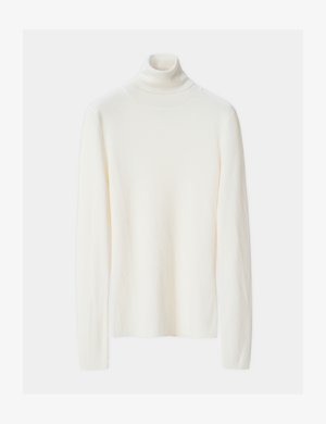 Hvit ribbestrikket genser med høy hals, lange ermer og smal passform, vist mot en ensfarget bakgrunn.