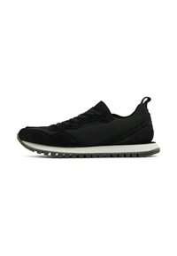 Scarpe da ginnastica nere con una tomaia in suede texturizzato, pannelli in mesh e un accento sulla suola intermedia. Presentano lacci e una suola in gomma sagomata.