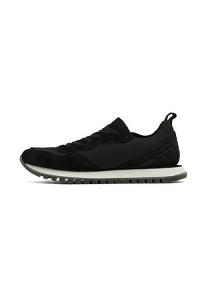 - Sneakersy niskie