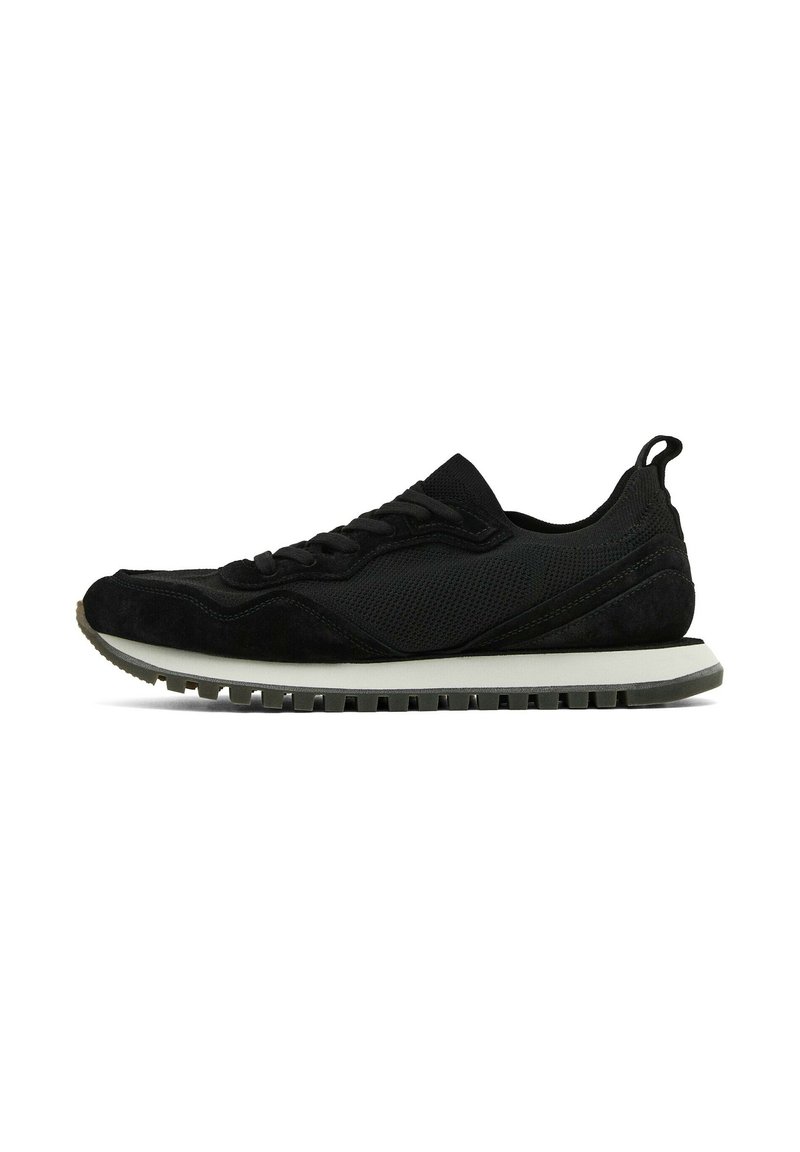 Scarpe da ginnastica nere con una tomaia in suede texturizzato, pannelli in mesh e un accento sulla suola intermedia. Presentano lacci e una suola in gomma sagomata.