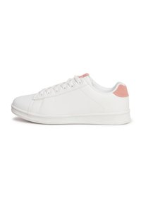 Zapatilla blanca hecha de material suave con punta redondeada, que cuenta con un acento de ante rosa en el talón y cordones planos.