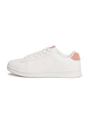 Baskets blanches en matériau lisse avec un bout arrondi, présentant une accent en daim rose au talon et des lacets plats.
