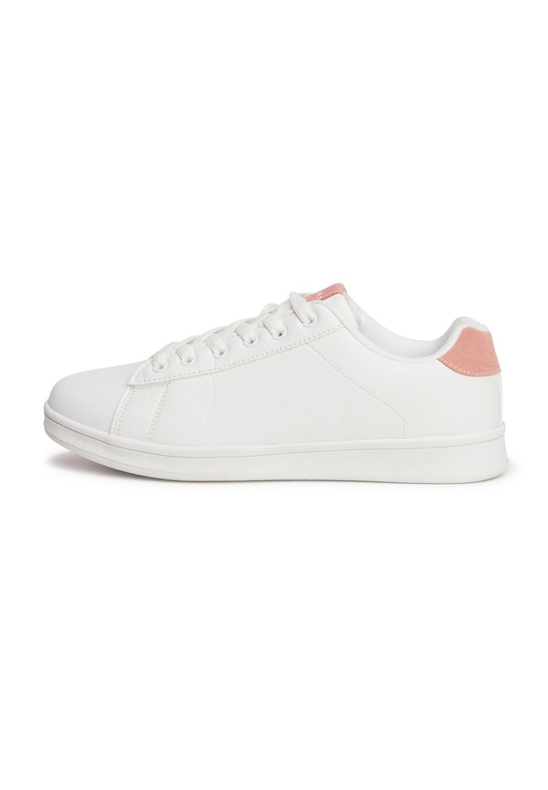 Zapatilla blanca hecha de material suave con punta redondeada, que cuenta con un acento de ante rosa en el talón y cordones planos.