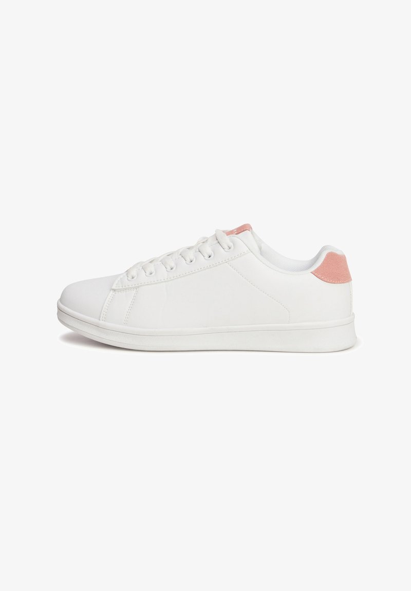 Sneaker bianco realizzato in materiale liscio con punta arrotondata, con un accento in suede rosa sul tallone e lacci piatti.