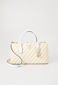 Gestreifte gelbe und weiße Handtasche mit weißen Griffen, goldener Hardware und einem Anhänger. Das Material wirkt strukturiert; inklusive abnehmbarem Riemen.