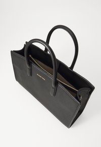 Borsa a mano in pelle nera con due manici superiori, chiusura con zip, finitura testurizzata e logo dorato sulla parte anteriore. Internamente è presente una tasca con zip.