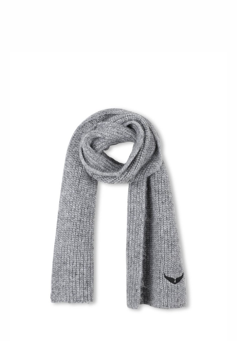 Grå stickad ullscarf vikt med en svart vingformad logotyp nära botten på en vit bakgrund.