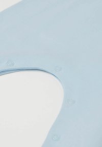 Světle modrý body s kulatým výstřihem, jemnou tkaninou a patkami na boku, s hladkou texturou a jednoduchým designem.