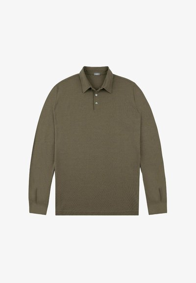Polo à manches longues en vert olive, fabriqué dans un tissu texturé avec un col et une patte de boutonnage à trois boutons. Comprend des fentes sur les côtés au bas.