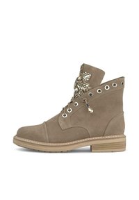 Botas de tobillo de ante color tostado con un diseño decorativo de cuentas en la parte frontal, ojetes de metal y suela de madera. Punta redonda y tacón bajo.
