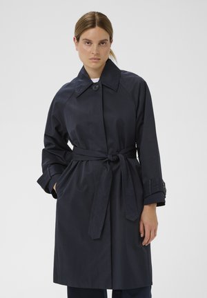 Marineblauwe trenchcoat met een grote kraag, een tailleband, knoopsluiting en lange mouwen. Gemaakt van gladde, lichte stof.