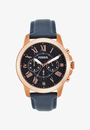 Fossil horloge met een roségouden kast, navy leren band, zwarte wijzerplaat, Romeinse cijfers en drie subdialen voor tijdmeting.