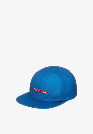 Casquette bleue en tissu avec une visière plate, dotée d'un patch logo rectangulaire rouge indiquant "Quiksilver". Design simple, sans motifs ni ornements.