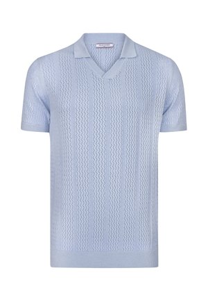 Himmelblaues Kurzarm-Polohemd mit V-Ausschnitt, ausgestattet mit einem strukturierten Muster aus vertikalen Linien und einer weichen Strickoberfläche.