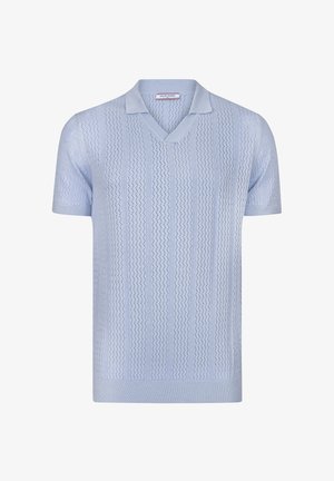 Polo de manga corta azul claro con escote en V, que presenta un patrón texturizado con líneas verticales y un acabado de punto suave.