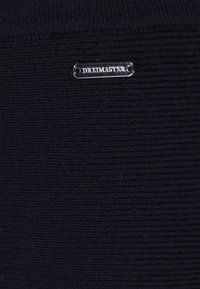 Zwarte gebreide trui met een horizontaal ribpatroon. Voorzien van een zilveren merklabel met de tekst "DREIMASTER" dat stevig is bevestigd.