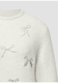 Weißer, gestrickter Pullover mit silbernen Pailletten-Bow-Details, Rundhalsausschnitt und weicher Textur.