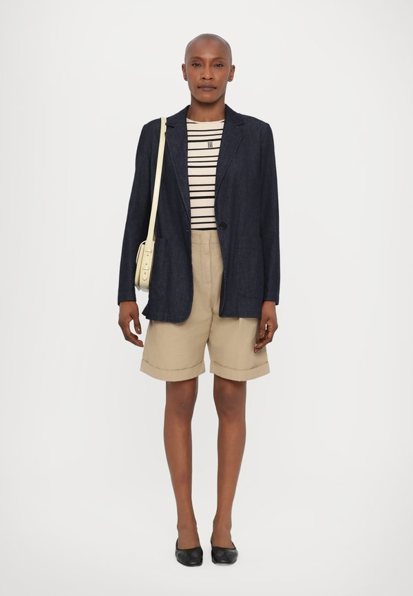 BERMUDA - Shorts - sand2