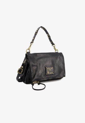 Sac à main en cuir noir avec une bandoulière réglable, accent en matériel doré, fermeture à glissière et une étiquette bien visible sur le devant. Fini texturé.
