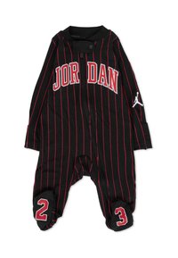 Giubbotto a righe nere e rosse con scritta "JORDAN", dotato di zip frontale e numeri 2 e 3 ai piedi. Tessuto morbido.