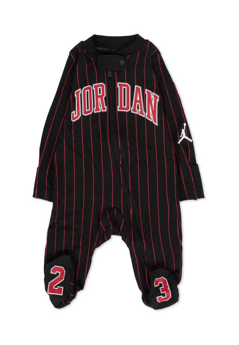 Giubbotto a righe nere e rosse con scritta "JORDAN", dotato di zip frontale e numeri 2 e 3 ai piedi. Tessuto morbido.