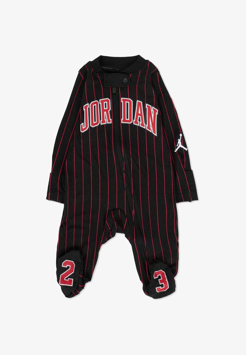 Zwart en rood gestreepte jumpsuit met 'JORDAN' opschrift, voorzien van een rits aan de voorkant en de cijfers 2 en 3 op de voeten. Zachte stoftextuur.