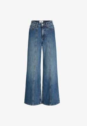 Široke jeans hlače v svetlo modri barvi z visokim pasom, z gumbnim zapiranjem, dvema sprednjima žepoma in kontrastnim šivi.