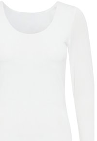 Hosszú ujjú, fehér felső sima, finom anyagból. Kerek nyakkivágással és testhezálló szabással a letisztult megjelenésért.
