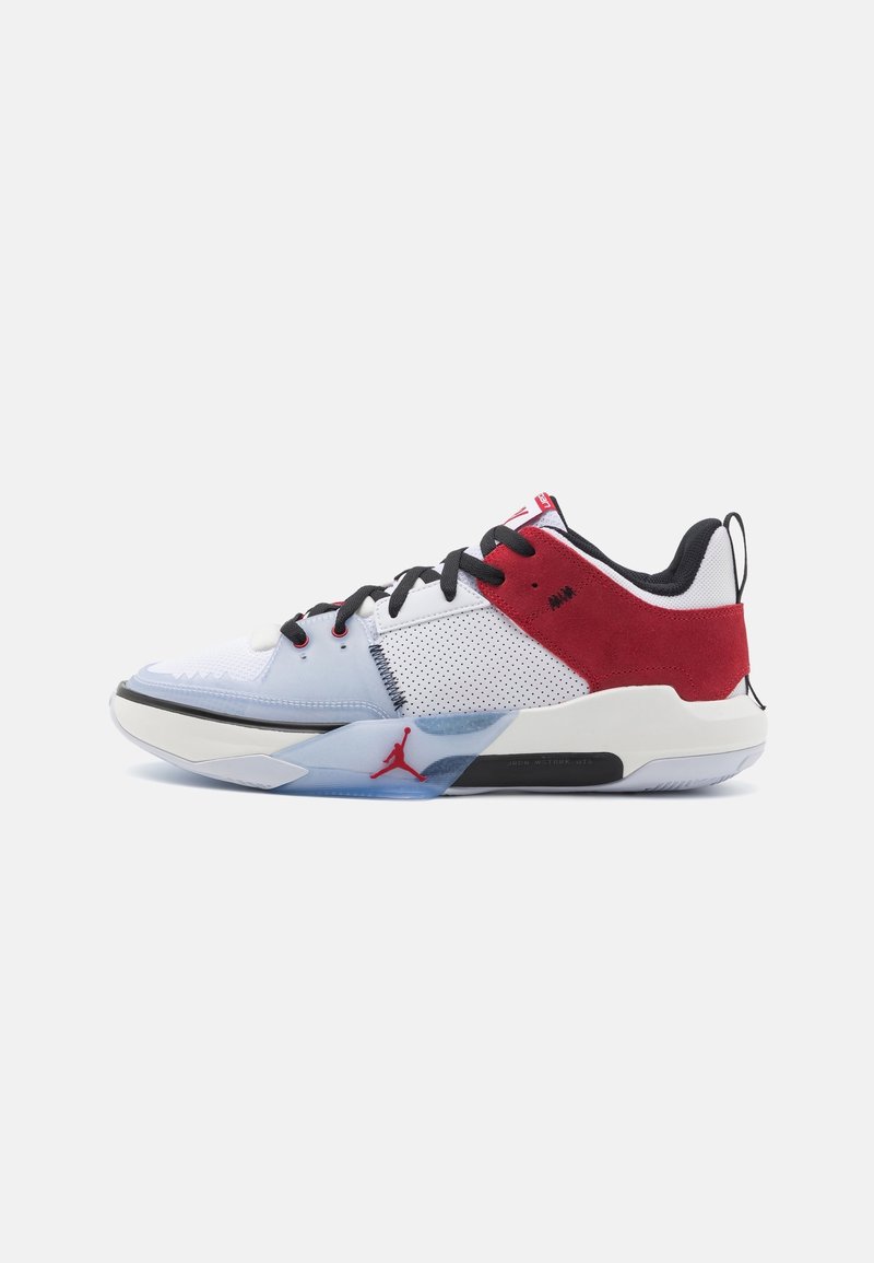 Chaussures de sport blanches avec des accents en daim rouge, des lacets noirs et une semelle translucide bleue. Présentent un mesh texturé et un logo proéminent.
