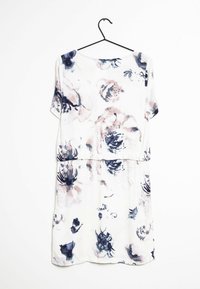 Abito midi floreale bianco, con motivi ad acquarello blu e rosa. Maniche corte, scollatura rotonda e una vestibilità comoda con arricciature in vita.