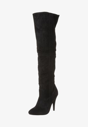 Bottes mi-cuisses en daim noir avec bout pointu, talon aiguilles et coutures verticales sans couture pour une silhouette élégante.