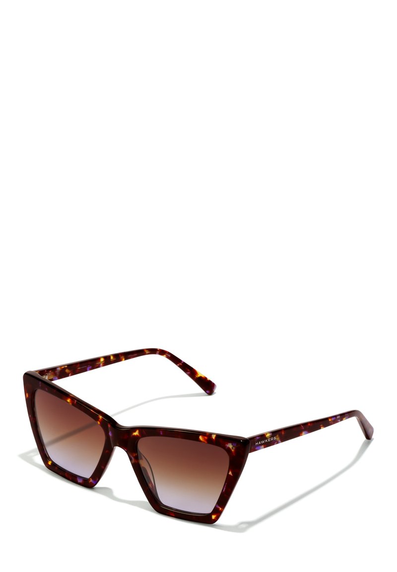 Ochelari de soare tip cat-eye cu model de broască țestoasă și lentile maro cu degradé. Design îndrăzneț, unghiular al ramei și finisaj neted. Logo-ul mărcii pe temple.