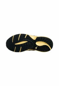Suola di scarpa sportiva nera e gialla con gomma testurizzata, scanalature distintive e un'apertura centrale. Presenta un logo vicino al tallone.