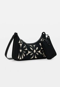 Borsa a spalla nera con design floreale a intaglio e dettagli color crema. Presenta una chiusura a zip e una piccola pochette staccabile. Texture liscia, tracolla regolabile.