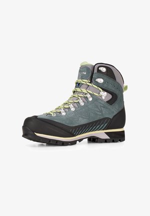 Scarponcino da trekking verde e nero con lacci giallo chiaro, occhielli metallici, colletto imbottito alla caviglia e suola robusta per uso esterno.