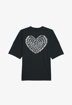 Tricou negru cu mâneci scurte și late, având un design cu un inimă albă compusă din modele de text variate, situată în centrul tricoului. Textură netedă din bumbac.