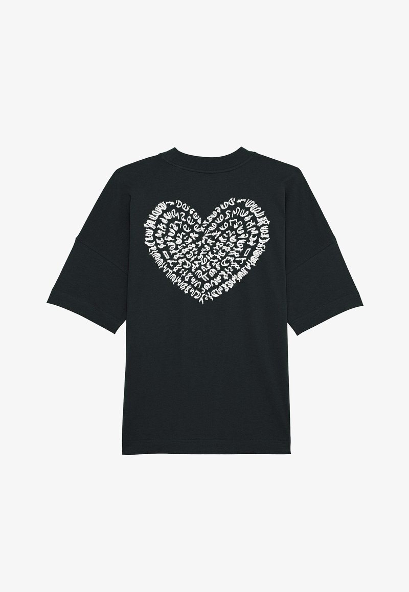 Juodas marškinėlius su trumpomis plačiomis rankovėmis ir baltu širdies dizainu, sudarytu iš įvairių tekstų raštų, centre. Lygi medvilnės tekstūra.