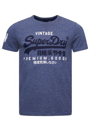 Blå t-shirt med rund hals og teksten "Vintage SuperDry Premium Goods" samt japanske tegn trykt på forsiden.