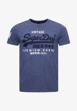 Niebieska koszulka z okrągłym dekoltem z nadrukiem "Vintage SuperDry Premium Goods" oraz japońskimi znakami na przodzie.