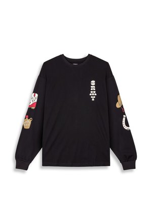 Camisa negra de manga larga hecha de algodón. Presenta gráficos en las mangas, incluyendo un zapato, una taza marrón y texto estilizado en el pecho.