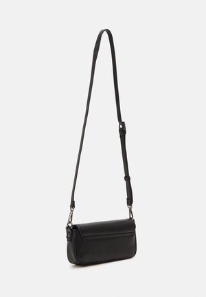 Schwarze kleine Leder-Umhängetasche mit langem, verstellbarem Riemen und Klappverschluss, vor neutralem Hintergrund gezeigt.