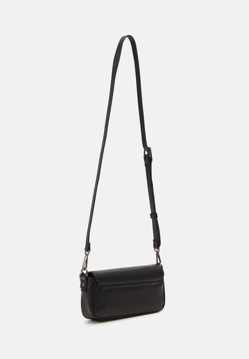 Petit sac d'épaule en cuir noir avec une longue bandoulière réglable et une fermeture à rabat, présenté sur un fond neutre.