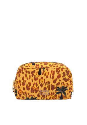 Neceser rectangular amarillo con manchas de leopardo marrones, estampados de palmeras en negro, cierre de cremallera y logotipo "BIMBA Y LOLA" en el frontal.