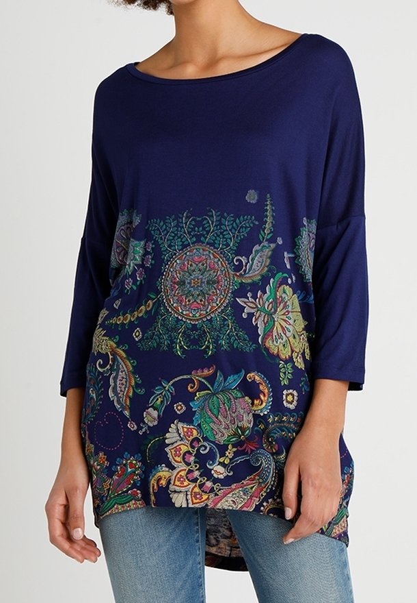 Haut bleu marine avec des manches trois quarts, présentant un imprimé floral et cachemire coloré à l'ourlet. Tissu doux avec une coupe décontractée.
